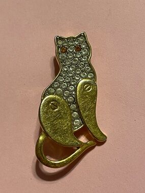 Vintage Jeweled Gold Tone Signed Monet Cat Pin #9308